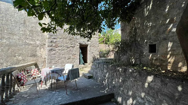 Drei Häuser im charmanten Dorf Klinci auf der Halbinsel Lustica — photo 14